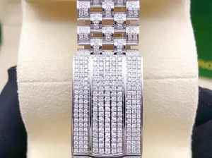 Montre en acier inoxydable avec cadran en verre, sertie de moissanite, cadran rond classique, cadran de date classique, vente en Inde - Product Image 4