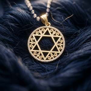 Pendentif Médaillon Étoile Héritage Céleste, en Argent Plaqué Or, Étoile à Six Branches Ronde, Symbole Symbolique, Bijou Culturel - Product Image 4