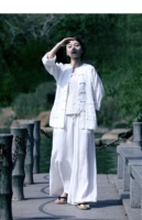 Vente en gros de chemise à manches longues col en V en lin pour femmes manteau léger respirant à séchage rapide veste courte blanche chemise amincissante