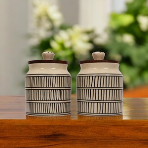 ชุดโหลเซรามิก 2 ใบ พร้อมฝาปิด ภาชนะเก็บอาหารแบบสุญญากาศ ดีไซน์ลายทาง ทนทาน ใช้จัดระเบียบในครัว จัดเก็บบนเคาน์เตอร์ - Product Image 1