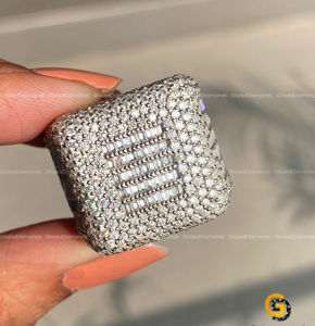 El anillo de Hip Hop de Plata de Ley 925 está completamente helado con diamantes cultivados en laboratorio que emanan un atractivo lujoso y deslumbrante - Product Image 1