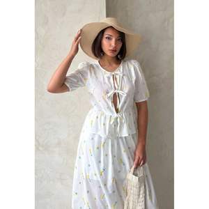 Blusa de voile bordada con lazo frontal para mujer - Product Image 5