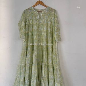 Belle robe blanche imprimée en coton à motifs floraux Robe pour tenue décontractée Robe imprimée à la main - Product Image 6