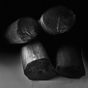 Morceau de charbon de bois de qualité d'exportation Merades Indonesian Halaban avec une chaleur constante à étincelle minimale pour le Liban - Product Image 1