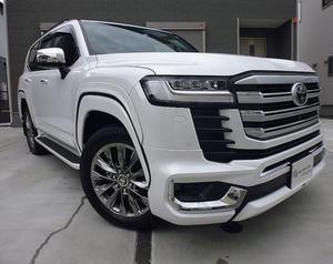 Landcruiser SUV 2024 avec transmission intégrale, intérieur en cuir foncé et volant à droite - Product Image 1