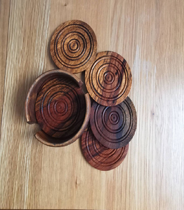 Posavasos redondos rústicos con ranuras circulares concéntricas y un soporte tallado. Disponible a precios de mayoreo. - Product Image 1