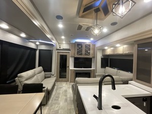 Remolque de Campamento G-r-a-n-d D-e-s-i-g-n M-o-m-e-n-t-u-m 395MS 2023 Usado en Venta, Ideal para Campamentos y Viajes - Product Image 4