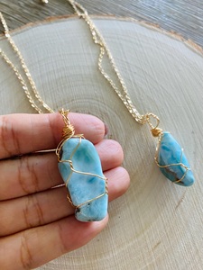 Magnifique collier pendentif en larimar naturel bleu, argent sterling plaqué or, minimaliste, taille moyenne, authentique, d'origine dominicaine, chrétien - Product Image 4