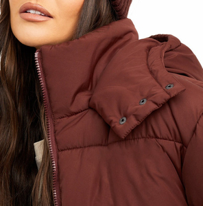 Chaqueta Acolchada Personalizada para Mujer, Chaqueta Acolchada de Alta Calidad para Mujer, Color Marrón Teñido, Capucha Desmontable, Tecnología de Material Cordura, Cremallera - Product Image 4