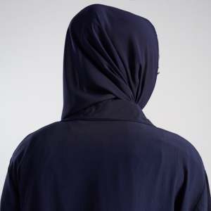 Abaya élégante bleu marine Modest Elite, silhouette droite avec un élément de mode simple - Product Image 6