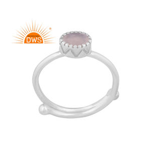 แหวนเงินแท้ประดับมูนสโตนสีขาวธรรมชาติ ดีไซน์ทันสมัย สามารถสวมซ้อนกันได้ ผลิตโดยผู้ผลิตเครื่องประดับตามสั่ง - Product Image 1