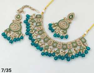 Derniers bijoux indiens de mode exclusifs collier de pierres et de perles de CZ de mariage lourd avec boucles d'oreilles, couvre-chef pour femmes - Product Image 4