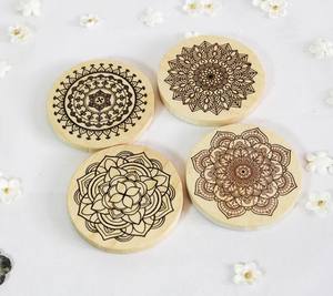 Les sous-verres Mandala en bois sont représentés dans l'image Ces sous-verres présentent des motifs de mandala complexes brûlés dans le bois - Product Image 6