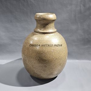 Vases en métal élégants de finition antique dans la forme organique avec la surface texturisée pour la décoration intérieure élégante et intemporelle de maison - Product Image 6