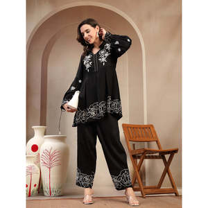 ชุดคูร์ตาผ้าเครปเรยอนสำหรับผู้หญิง ลายพิมพ์สีดำ - Product Image 2