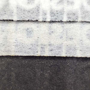 Etiquetas tejidas de alta densidad respetuosas con el medio ambiente personalizadas para bolsas de ropa Etiquetas con logotipo de cuello de ropa plegado sostenible Lámina plateada - Product Image 5