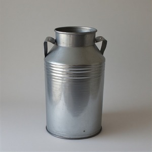 Bidon de lait galvanisé durable fabriqué à la main avec une finition rustique, parfait pour les fermes de jardin et les maisons élégantes - Product Image 3