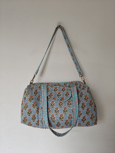 Bolsa de lona acolchada con flores azul cielo, bolsa de viaje hecha a mano con abalorio Vintage, almacenamiento informal con cremallera de retazos azul vibrante - Product Image 6