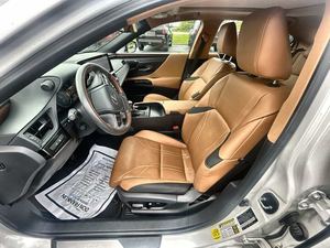 Sedán Automático de Lujo 2024 E-S de 8 Velocidades, Usado Certificado, Tracción Delantera - Product Image 2