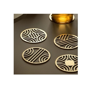 Juego Premium de 4 posavasos de metal dorado hechos a mano Diseño elegante Premium Costo extremo para productos de calidad premium - Product Image 1