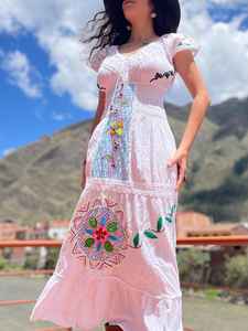 Robe blanche Shipibo faite à la main, robe de cérémonie brodée, tenue de festival ethnique, vêtements traditionnels pour femmes - Product Image 4