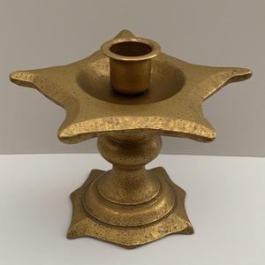 Portavelas de latón con abalorio de copo de nieve diseñado con patrones clásicos de invierno que crean un ambiente acogedor y festivo en cada hogar - Product Image 6