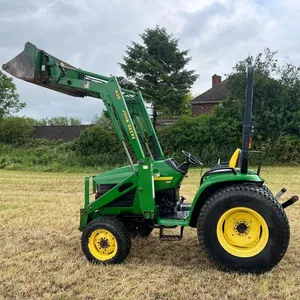 John Deere traktor kompak 4400 dengan muatan depan 4x4