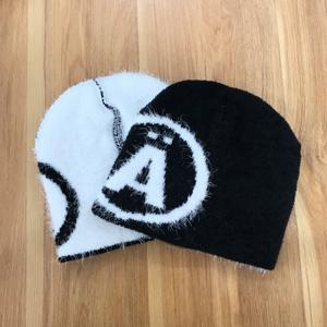 Bonnet en tricot Jacquard à impression numérique de haute qualité avec logo personnalisé pour l'hiver en tissu mohair avec patch personnalisé unisexe pour adulte - Product Image 3