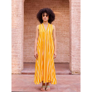 Robe longue en mousseline rayée sans bretelles avec imprimé frangipanier pour les célébrations de jour - Product Image 5