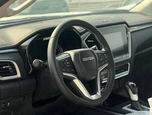 CLEAN 2023 Isuzu D-MAX Automatique Volant à Gauche Intérieur Sombre Sièges en Tissu Pneus R19 Toit Ouvrant Phares LED - Product Image 2