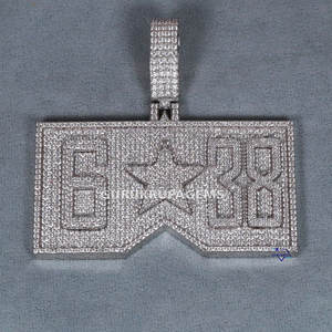Un colgante de encanto Hip Hop meticulosamente diseñado a partir de Plata de Ley 925 que mejora con diamantes de moissanita en claridad VVS - Product Image 1