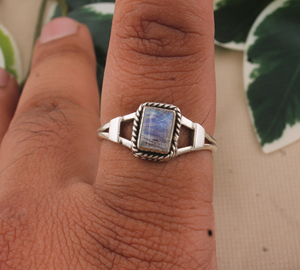 925 argent Sterling arc-en-ciel pierre de lune bague en argent à la main carré pierre précieuse bague délicate pierre de lune bijoux cadeau pour elle - Product Image 3