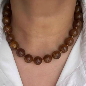 Collier en résine, accessoire de bijouterie audacieux et accrocheur pour les amateurs de mode moderne, haute qualité - Product Image 1