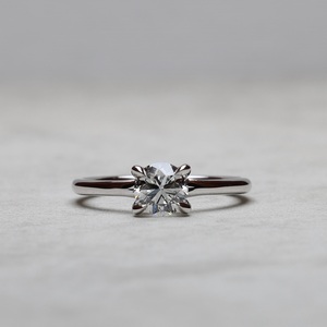 Anillo de compromiso de solitario de CZ blanco de corte redondo de 5mm Anillo de promesa de 4 puntas clásico de plata - Product Image 1