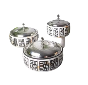 Marmite en métal élégante pour mariages Casserole en acier inoxydable argenté de forme ronde avec détails de créateur pour servir des aliments de qualité supérieure - Product Image 4