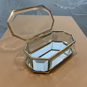 Joyero de cristal de forma rectangular de alta demanda con marco de Metal dorado perfecto para almacenar anillos, collares y accesorios finos - Product Image 1