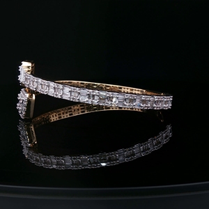 Bracelet de luxe en or jaune 10 carats avec diamants naturels baguette et ronds sertis, élégant pour les soirées - Product Image 4