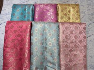 Tissu de soie luxueux Textile en fibres naturelles de cocons de ver à soie connu pour sa texture lisse et son motif imprimé - Product Image 2