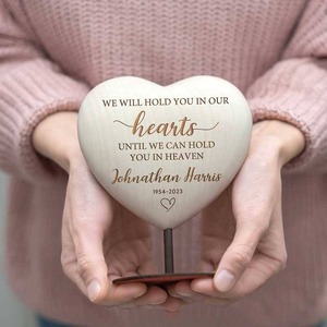 Letrero Decorativo Colgante de Madera con Forma de Corazón, Diseño Moderno Personalizado, Regalo de Condolencia Hecho a Mano con Grabado Sentido - Product Image 1