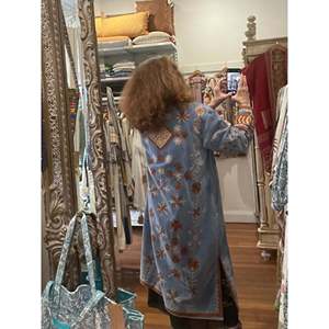 Chaqueta de Invierno para Mujer, Talla Única, Azul Francés/Gris Piedra, Estilo Chinoiserie, Acolchada, de Terciopelo, Bordada, con Cuello Mandarín y Dos Bolsillos - Product Image 3