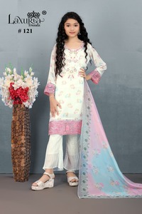 Ensemble Kurti de style pakistanais pour filles brodées blanches et bleues avec pantalon évasé en dentelle à imprimé floral - Product Image 4