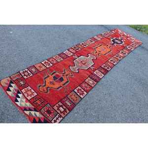 Alfombra Turca Vintage de 2.8x10.5 pies, Alfombra de Lana Herki Roja con Diseño de Patchwork - Product Image 2