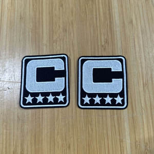 Écusson de capitaine C avec 4 étoiles dorées, badge sportif thermocollant pour uniformes de capitaine d'équipe, broderie personnalisée disponible - Product Image 2