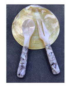 Cuillère élégante en nacre conçue pour le caviar luxueux et les besoins de service de table pour l'exportation - Product Image 3