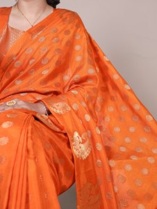 Lancement de nouveaux saris de créateur pour fêtes, en tissu ROOP SILK avec broderie ZARI et touche de dentelle, avec revers. - Product Image 3