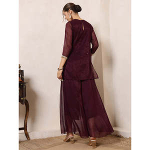 Conjunto Coordinado Indo Occidental para Mujer, Chiffon Color Vino Brillante, Kurta con Parche Bordado en el Cuello, Pantalones Palazzo Tres Cuartos, Estilo Indo Occidental - Product Image 4