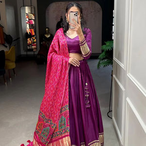 Lehenga choli พิมพ์ลาย bandhej-patola ผ้าไหมออกแบบล่าสุดสำหรับงานเลี้ยง - Product Image 1