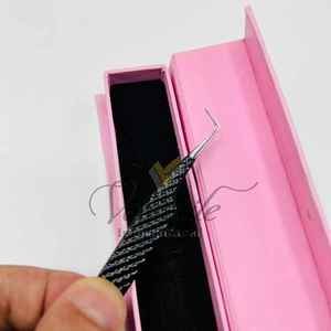 Pinzas de extensión de pestañas delgadas de 90 grados con logotipo personalizado, pinzas de pestañas de recogida de volumen negro de acero sostenible probadas a mano - Product Image 6