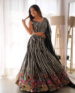 La colección Lehenga Choli de diseñador moderno más esperada para fiestas de Navratri que le presenta la última Lehenga más hermosa para - Product Image 5
