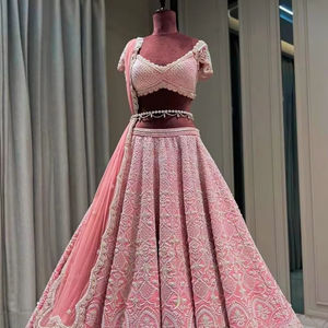 Lehenga Choli indien élégant de créateur, vêtements de fête indiens et pakistanais pour les occasions spéciales, fabriqué en soie et en coton - Product Image 1